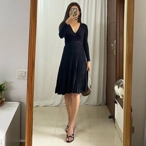 NWOT!  ZESICA Long Sleeve V Neck Ribbed Knit Pleated A Line Sweater 👗